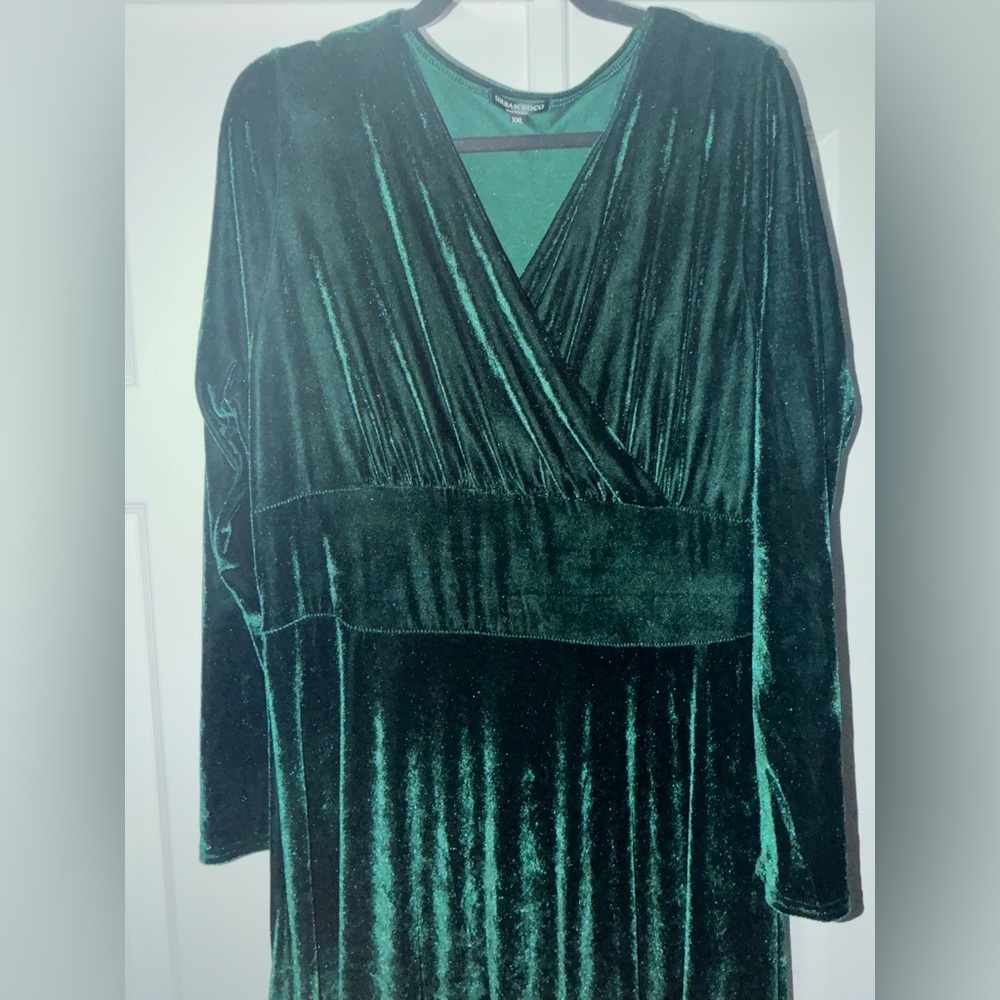 EUC Urban Coco Green Velvet Maxi Dress - Picture 3 of 5